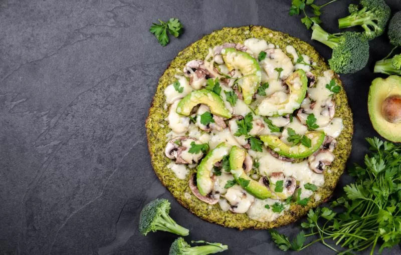 cauliflower crust pizza with avocado toppings